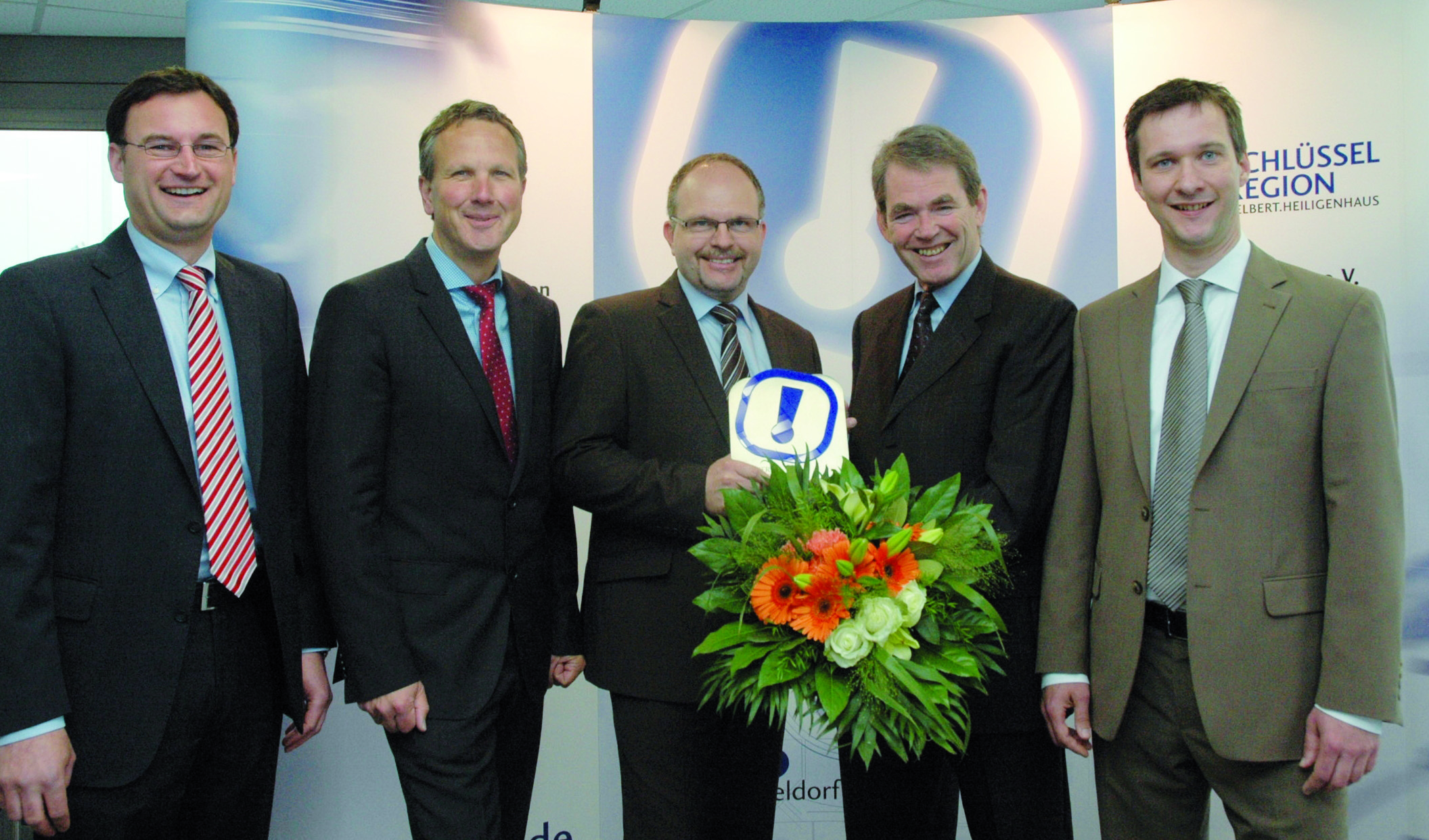 Die Schlüsselregion begrüßte ihr 100. Mitglied, die Firma Druckluft Schmitz. Eine entsprechende Plakette nahm Geschäftsleiter Jürgen Schmitz (Dritter von links) entgegen von Karl Kristian Woelm (von links), Dr. Florian Hesse, Ulrich Hülsbeck und Dr. Thorsten Enge.