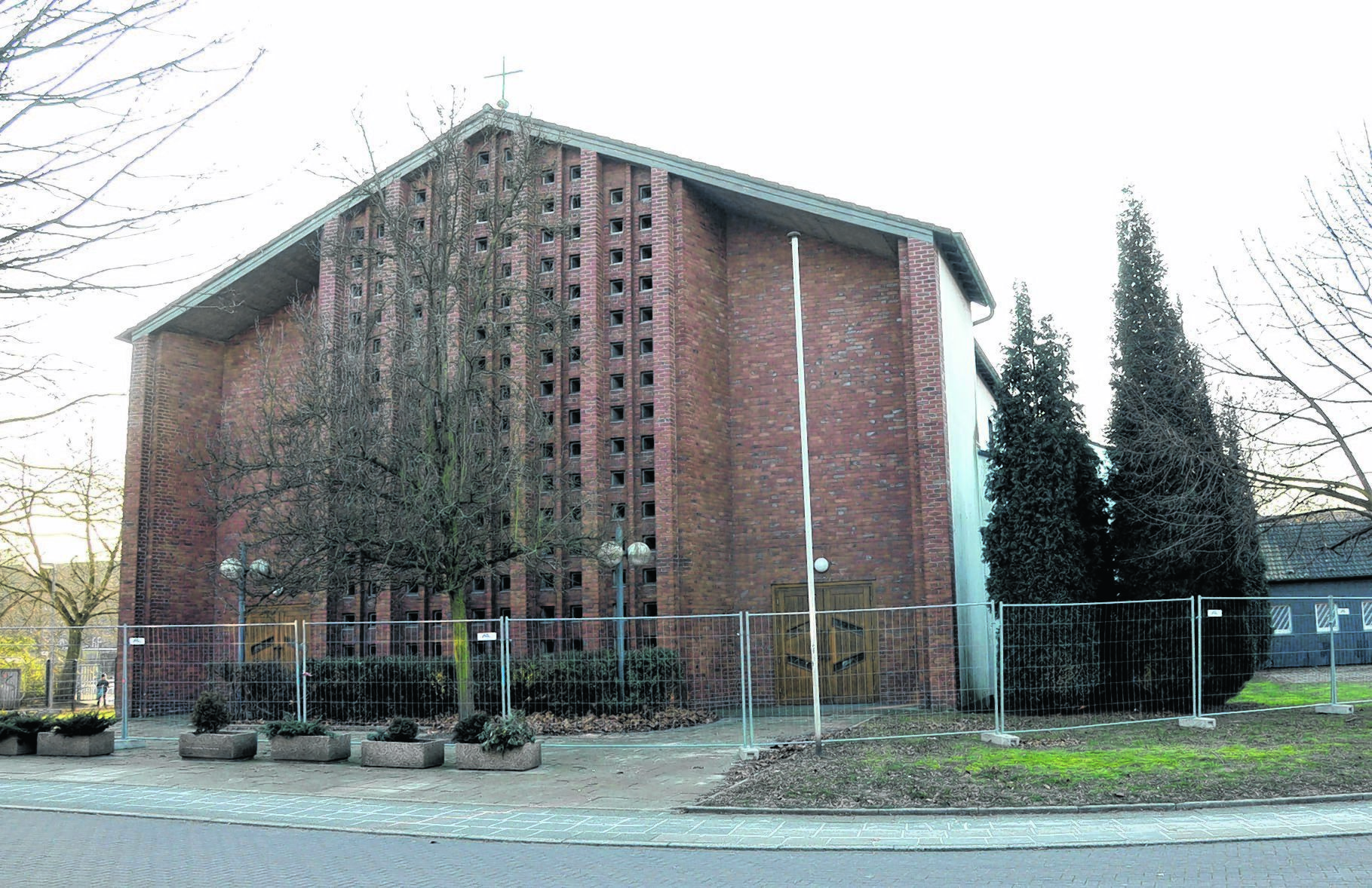 Abgerissen ist die Kirche St. Ewaldi, an ihrer Stelle entstehen barrierefreie Wohnungen. Ein zusätzlicher Grund für Anwohner, die Wiederansiedlung eines Gebrauchtwagenhandels abzulehnen.
