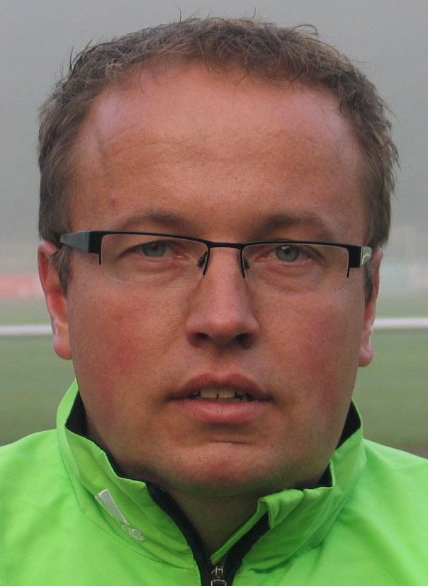 Dennis Kallwitz, Trainer der Landesligadamen des FC Rhade, kann am Sonntag beim Spiel RW Dorsten gegen SW Röllinghausen gleich zwei nächste Gegner auf einen Streich studieren - oder die Füße hochlegen, denn der FC Rhade ist am 22.Spieltag der Landesliga spielfrei.