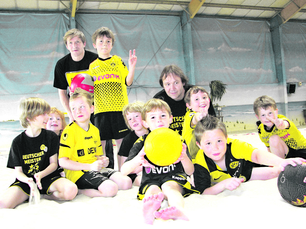 Mit jeder Menge Spaß bereiten sich die Nachwuchskicker des FC Wellinghofen auf das Sandturnier auf Norderney vor.