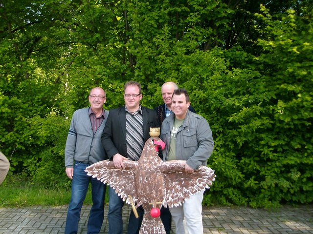 Stolz präsentieren Oberst, Geschäftsführer, Hauptmann und Schützenkönig Thomas Ceiler den neuen Aar