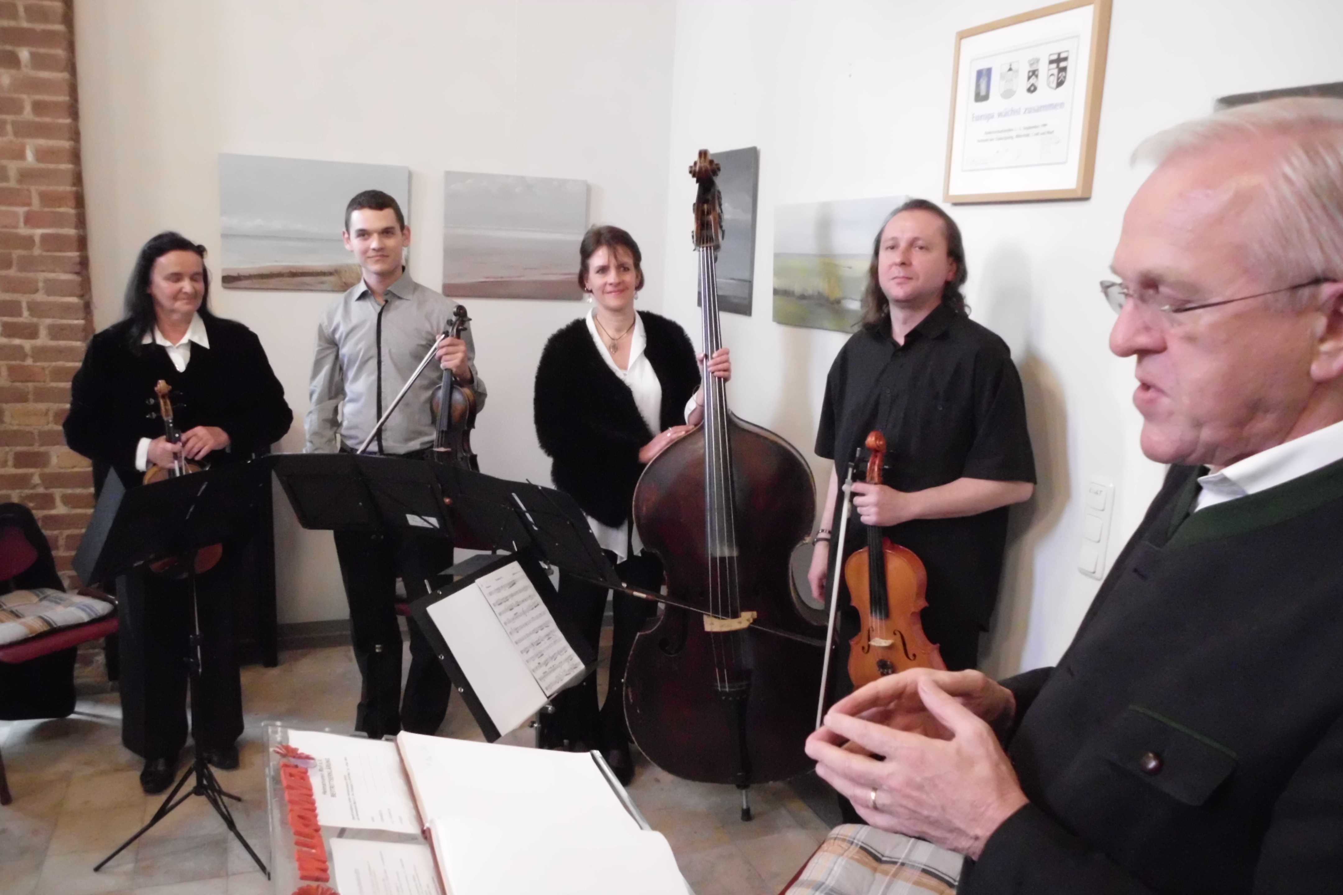 Das letzte Konzert ihres Gastspiels gab das Pizzicato-Quartett aus Pécs im Europäischen Friedenshaus, wo die Künstler von Hubert Schulte-Kemper in ihre Heimat verabschiedet wurden