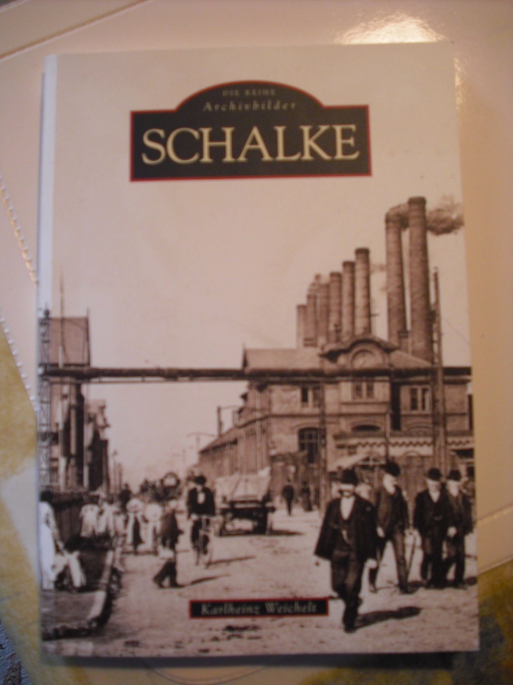 Mit diesem Buch schwelgt Werner Wazek in Erinnerungen. Foto: Raphael Wiesweg