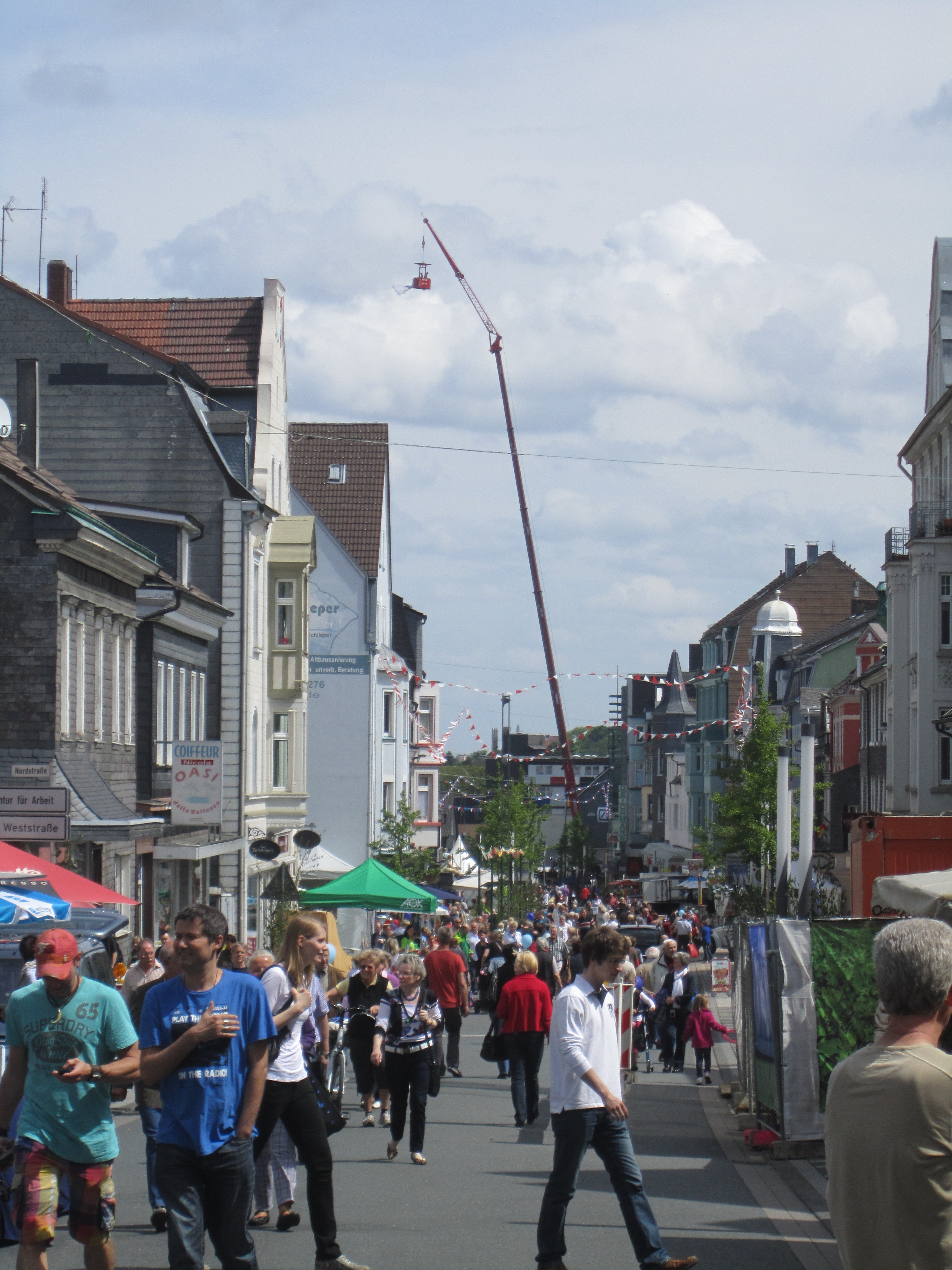 Bereits am Freitagnachmittag. 70 Meter mit dem Kran in die Höhe.