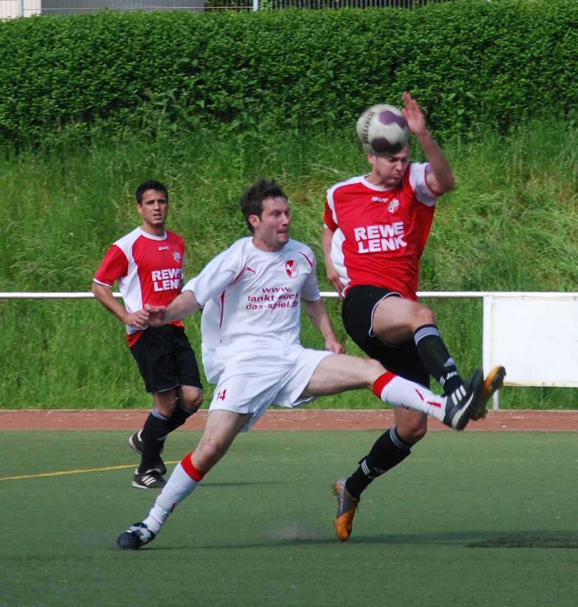 Christian Baron (Mitte) traf erneut zweimal für den SV Höntrop. FOTO: Peter Mohr