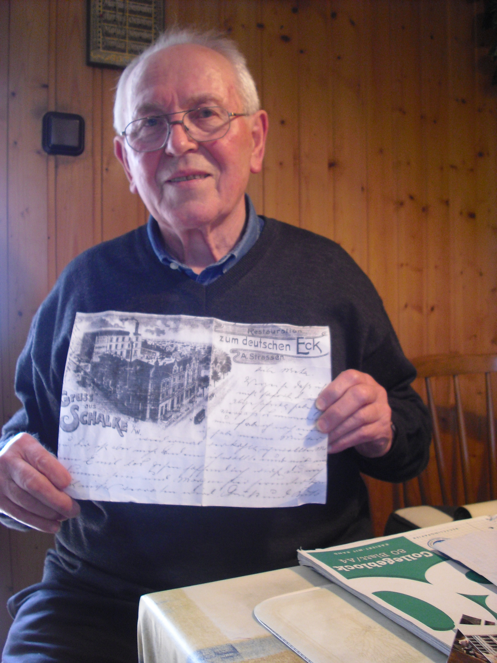 Werner Wazek mit einem Bild von seinem Arbeitsplatz und "Kuzorras Bleibe". Foto: Raphael Wiesweg