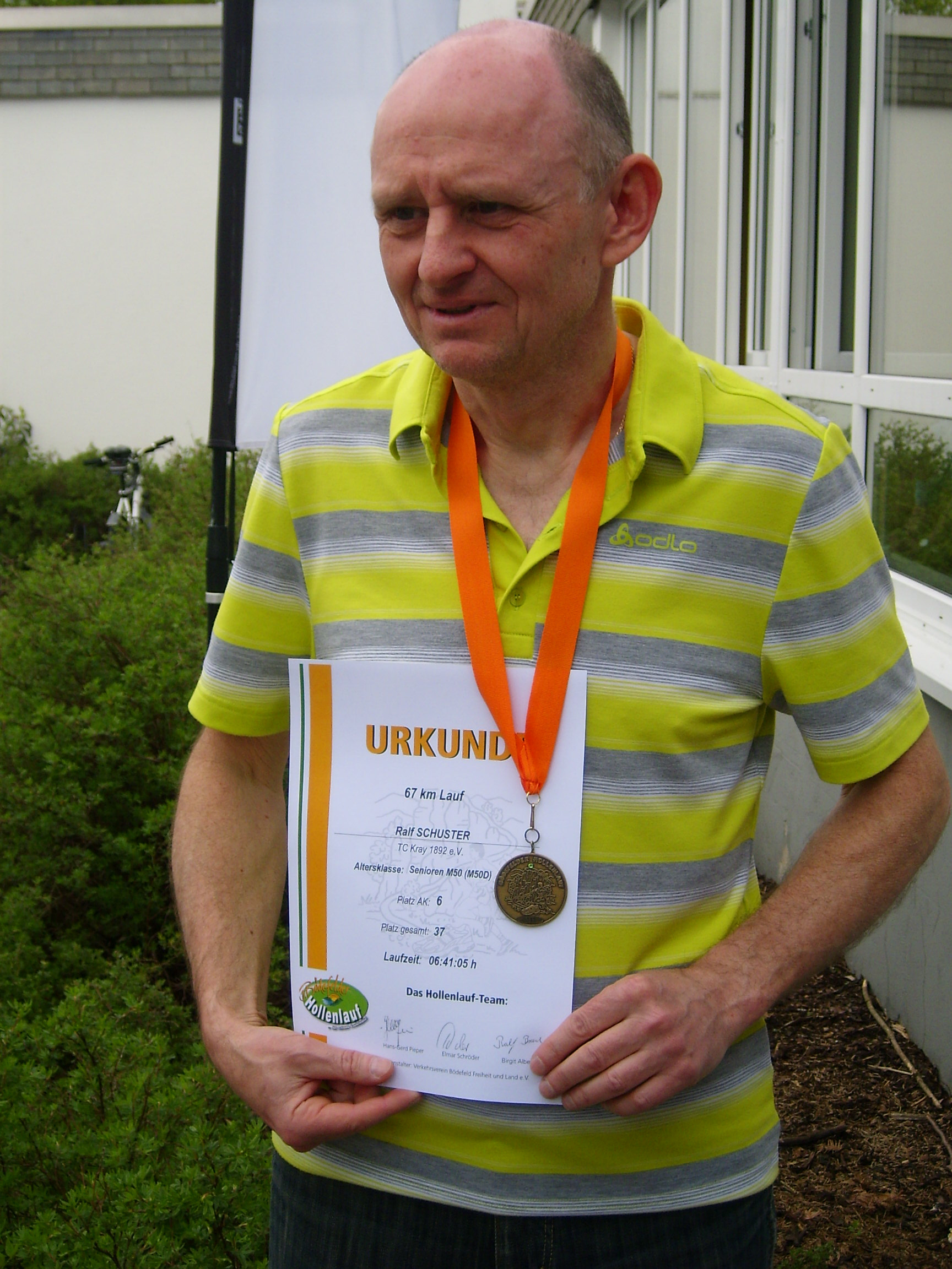 Nach dem Lauf gibts die Belohnung. Ralf mit Hollenmedaille und Urkunde.