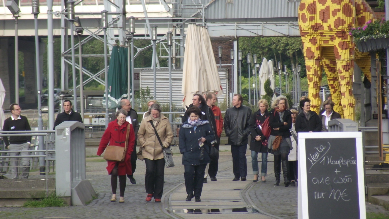 Ein Rundgang durch den Innenhafen eröffnete den Clubabend des Marketing-Club Duisburg-Niederrhein