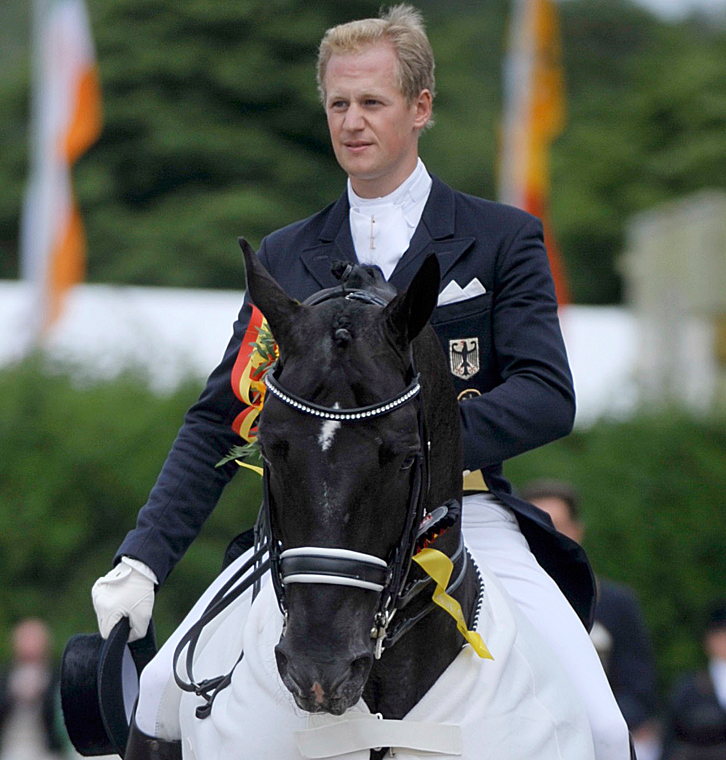 Totilas und Matthias Rath bei der letztjährigen Siegerehrung der Deutschen Meisterschaften in Balve.