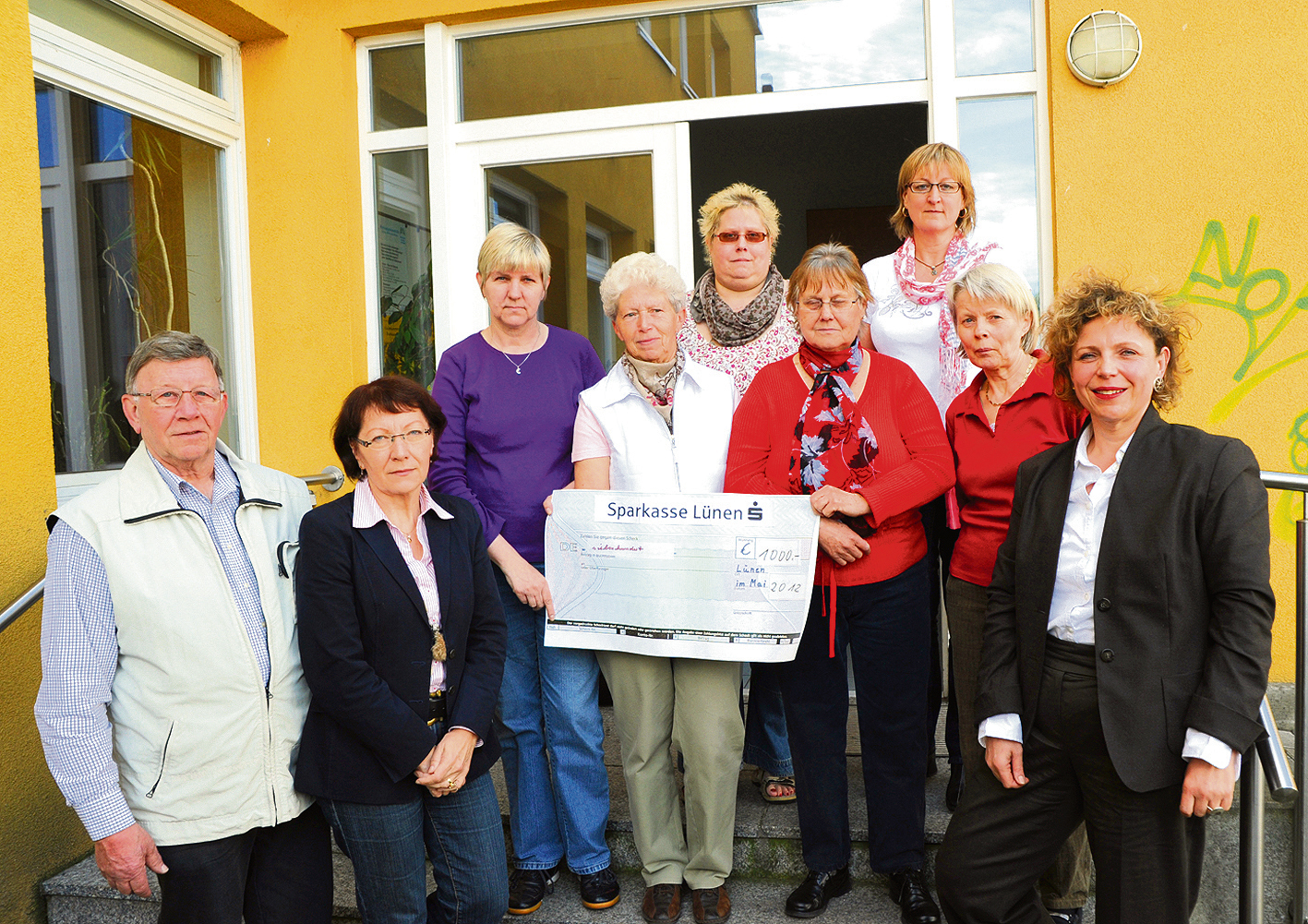 Freuen sich über je 1.000 Euro: Dr. Martina Klein von der Medizinischen Kinderschutzambulanz (r.), Gilda Hamann-Bachora von der Krebsberatung (2. v. l.), der engagierte Lüner Gerd Allendorf und Mitarbeiterinnen der Kleiderkammer. Foto: EK