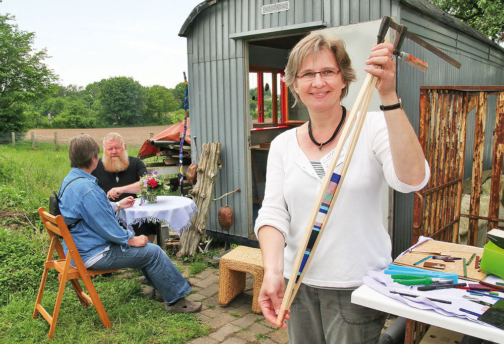 Beim Internationalen Museumstag präsentierten sich nicht nur das Römermuseum, sondern auch Galerien, Ateliers und Kunstwerkstätten in der Seestadt. Gabi Bücker zeigte ihre Holz- und Steinkunst vor dem Bauwagen am Künstlerhof, der ihr als Werkstatt dient. Fotos: Oliver Borgwardt