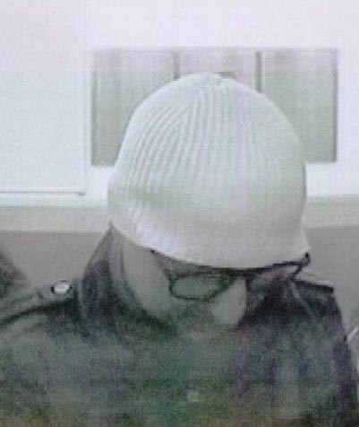 Die Polizei sucht diesen Mann. Foto: Polizei