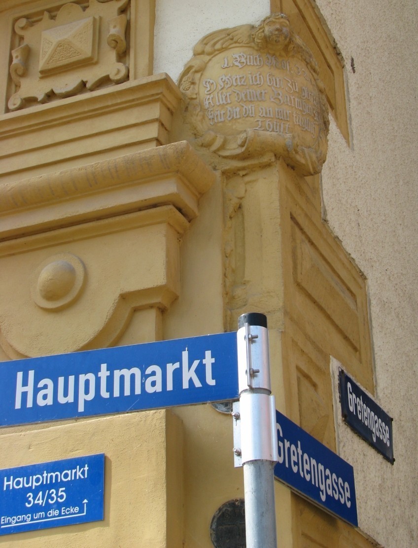 Hier die Straßeneckentafel über der Stange mit den Straßennamen