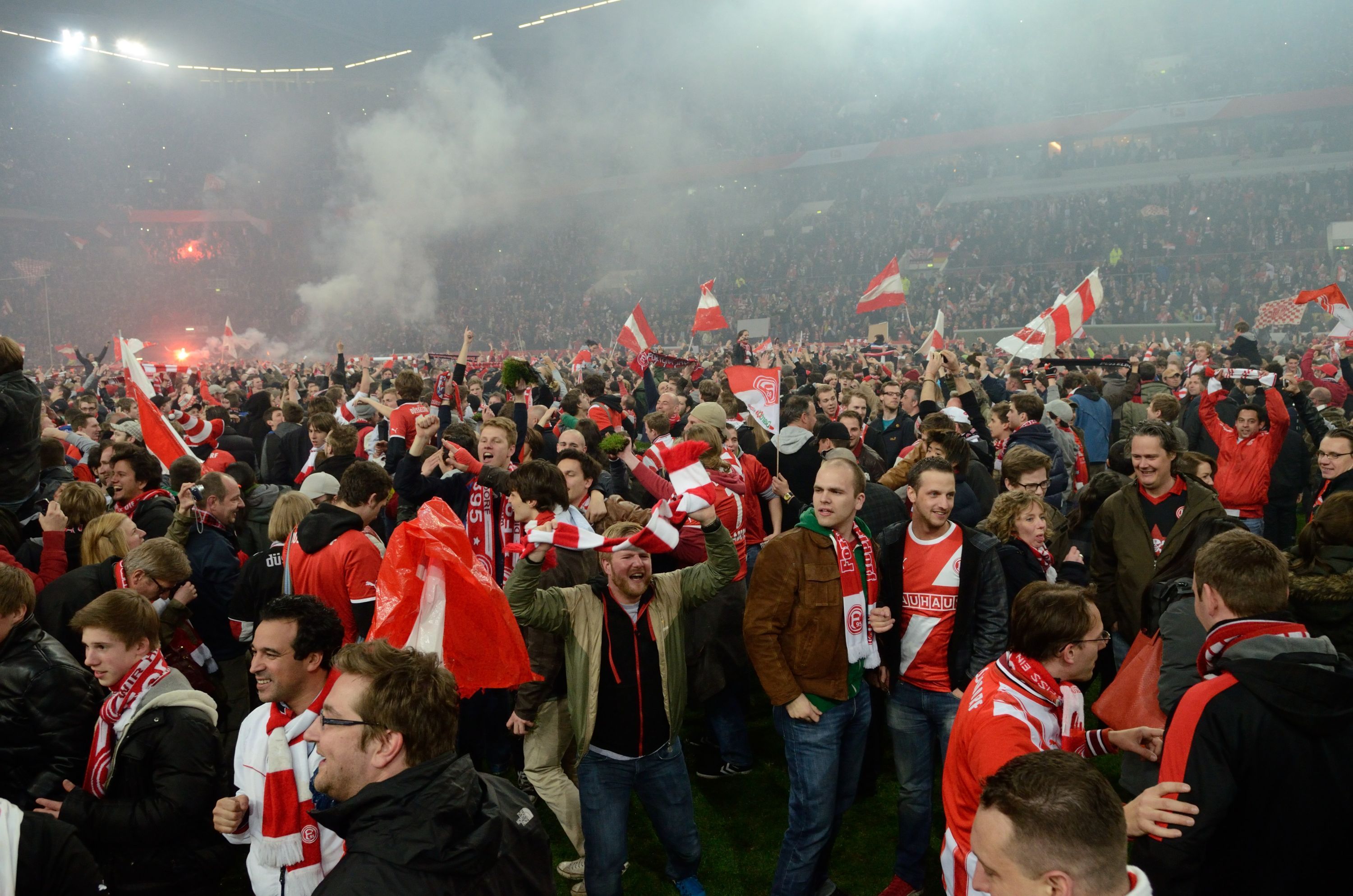 Massenauflauf statt Fußballspiel - mit einem vorzeitigen Platzsturm hatten Fortuna-Fans beim Relegations-Rückspiel für eine über 20-minütige Unterbrechung gesorgt.