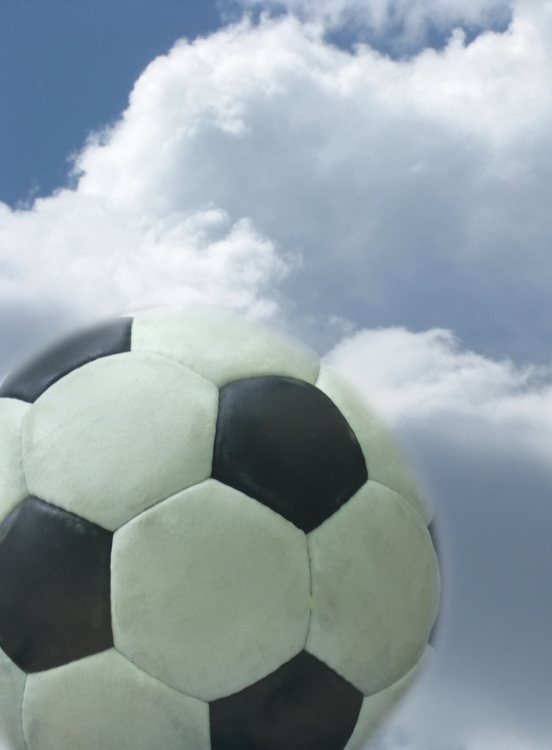 Statt im Fußball-Himmel zu landen, stürzte der FC Bayern nach dem verlorenen Champions-League-Finale gegen Chelsea ins Tal der Tränen. Foto: Gisela Peter/pixelio.de