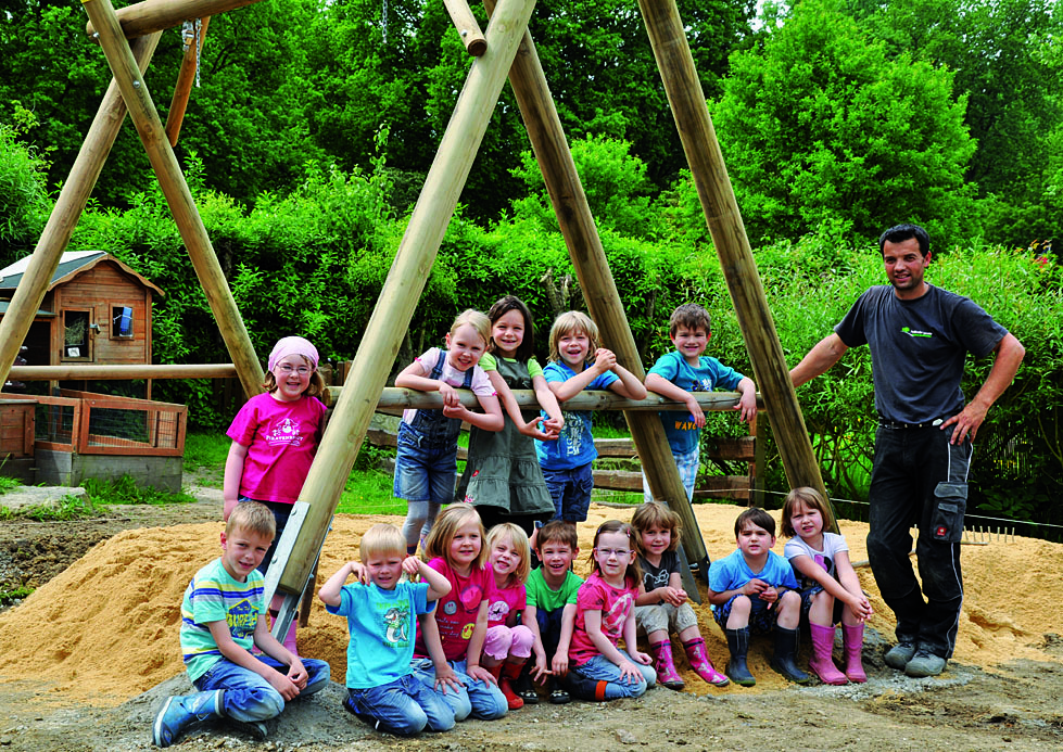 Freuen sich schon auf ihr neues Spielgerät: Die Mädchen und Jungen des Naturkindergartens Frochtwinkel in Zweckel. Und auch mit dem Baggerführer haben sich die Kinder schon angefreundet.