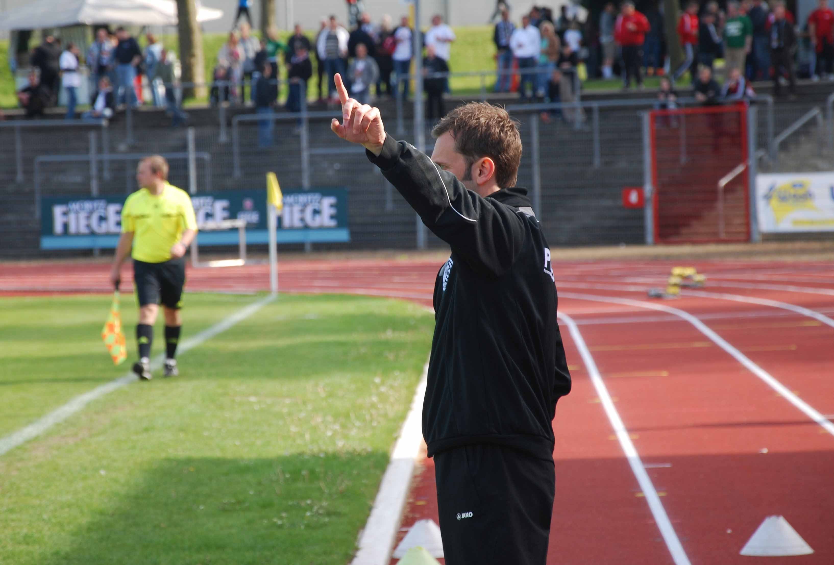 Trainer André Pawlak zeigt an, wohin der Weg führen soll - nach oben. FOTO: Peter Mohr