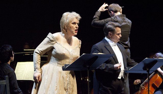 Ursula Pelker und William Saetre als Herodias und Herodes mit musikalischem Leiter Rasmus Baumann im Hintergrund
