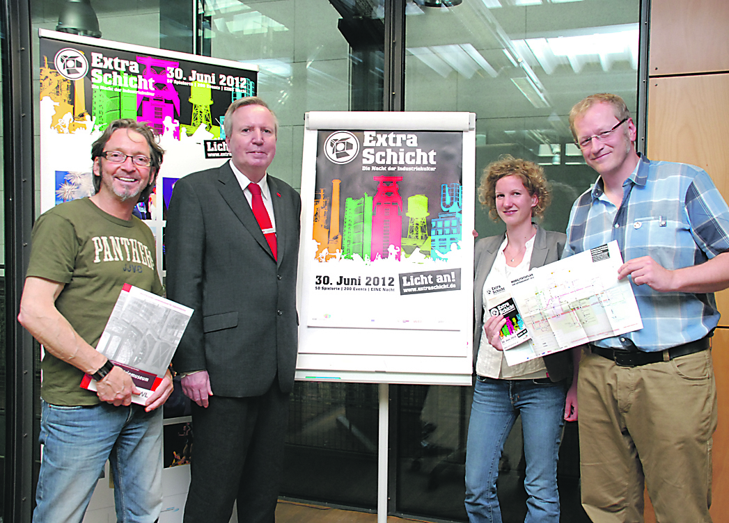 Freuen sich auf die Extraschicht am 30. Juni: v.l. Acki Löbbecke von „Duo Taktlos“, Willi Hoffmann von der Sparkasse Hattingen, die die Veranstaltung finanziell unterstützt, Jessica Lehmann von der Ruhr Tourismus GmbH und Robert Laube, Leiter des Westfälischen Museums Hattingen. Foto: Pielorz