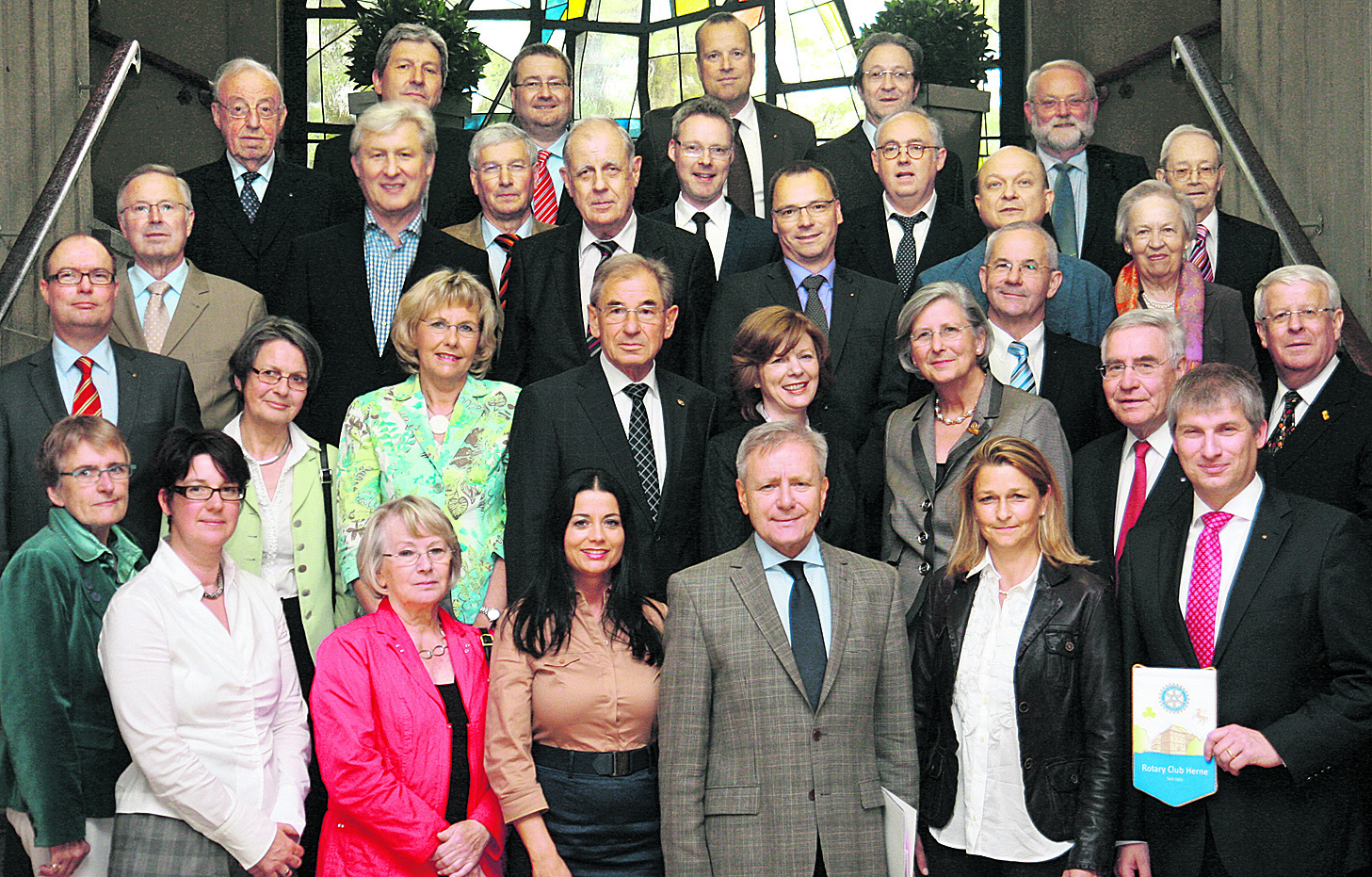 Zum Jubiläum empfing OB Horst Schiereck (vorne, 3. von rechts) den Rotary Club Herne im Herner Rathaus. Foto: Erler