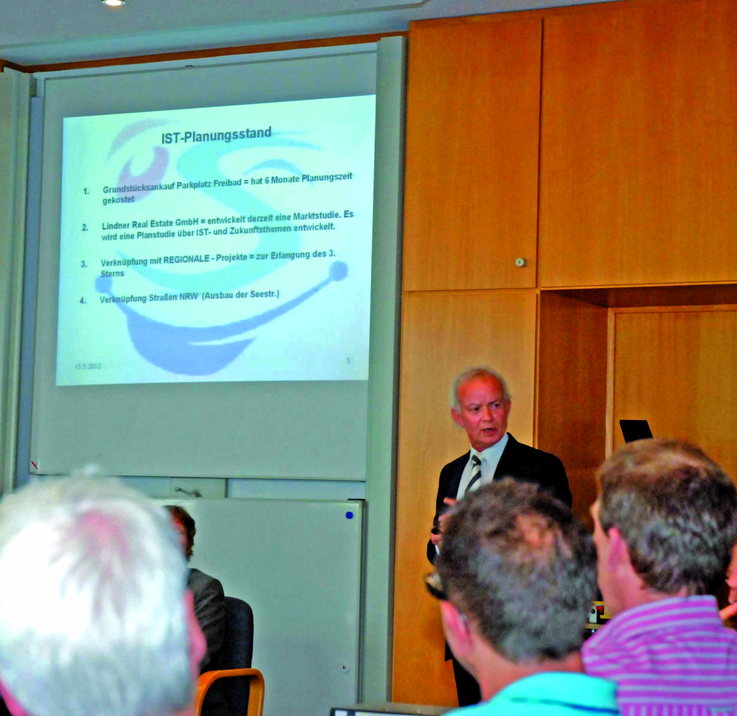 Wim Egging (Sorpesee Resort GmbH) stellte die Pläne der Investoren vor.