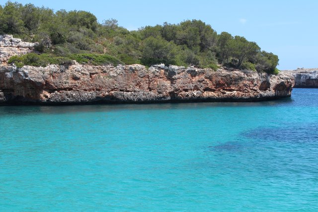 Die fjordartige Bucht Cala Mondrago ist Teil eines Naturschutzgebietes.