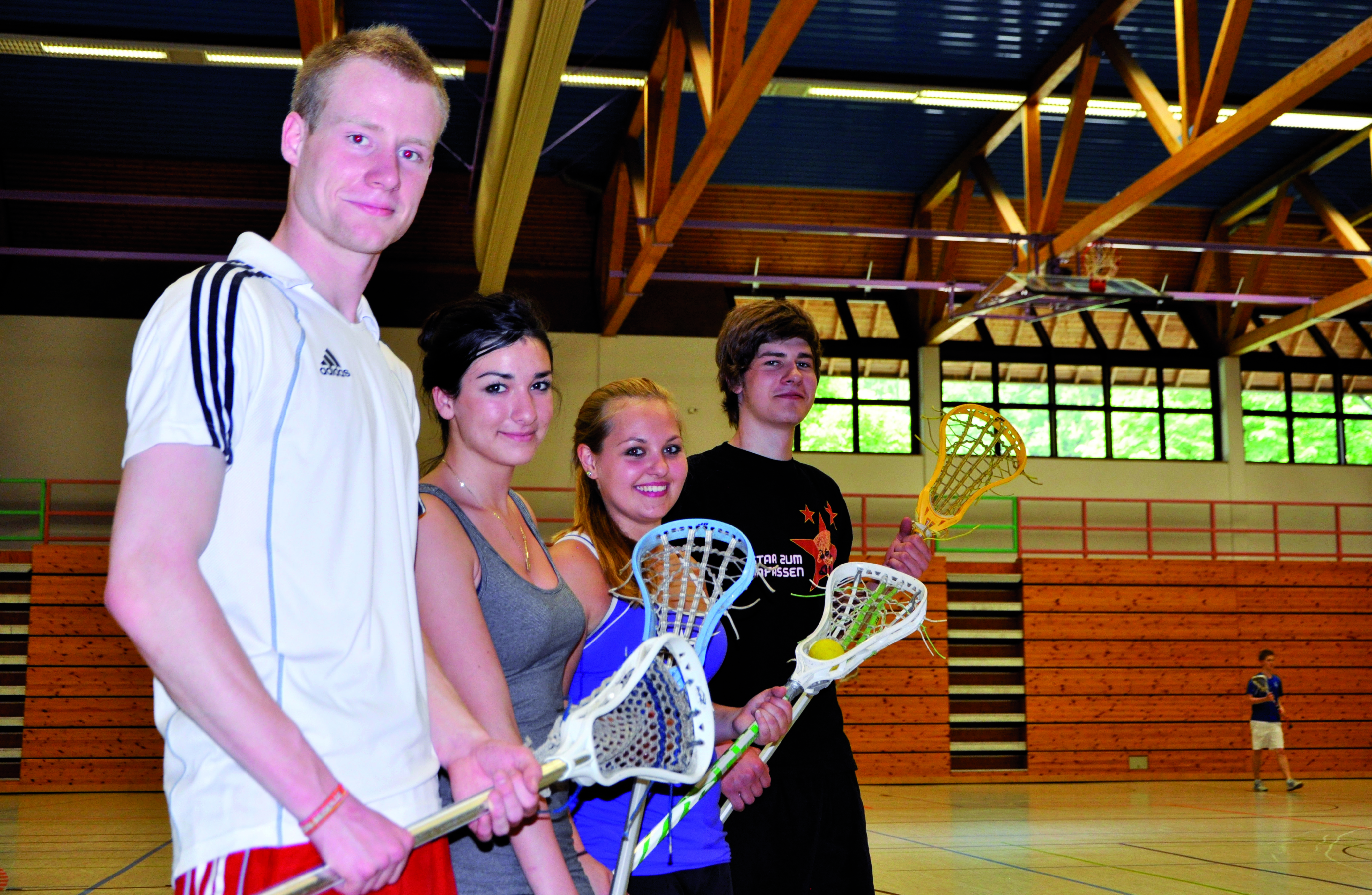 Marie Sophie Zierleyn, Diana Frazza und Maximilian Seibel haben Lacrosse am Gymnasium Werden für sich entdeckt.
