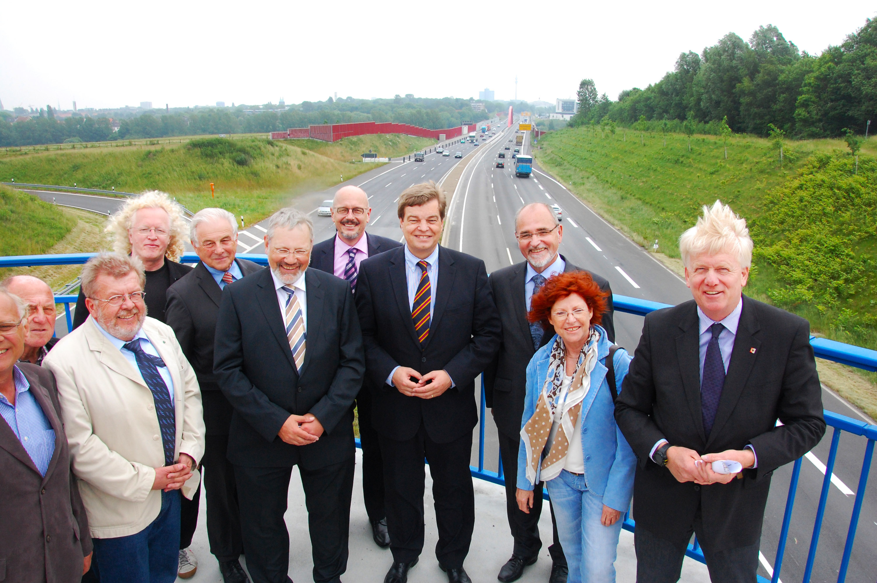 Feiertag an der neuen Schnettkerbrücke: Vertreter von Bund und Land sowie der Politik feierten mit OB Ullrich Sierau (r.) die Eröffnung des neuen „Tors nach Dortmund“. (Foto: Meier)