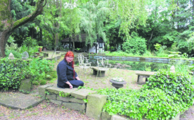 Christa Sattler, Organisatorin der „Offenen Gärten Bochum“, hat es von Gerthe nach Hattingen verschlagen. In der imposanten Gartenanlage gibt es viel zu entdecken, zu erforschen und zu bewundern.