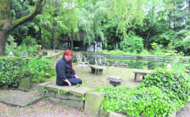 Christa Sattler, Organisatorin der „Offenen Gärten Bochum“, hat es von Gerthe nach Hattingen verschlagen.  In der imposanten Gartenanlage gibt es viel zu entdecken, zu erforschen und zu bewundern. | Foto: Schröder