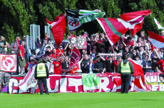 Eine grandiose Kulisse erwartet den VfB Hüls in der Regionalliga. So wie in der Saison 2010/11 gegen Rot-Weiß Essen.