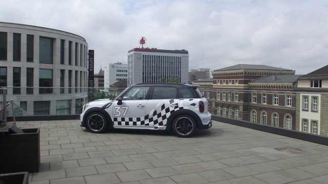 Der "MINI" an seinem aussergewöhnlichen "Parkplatz"
