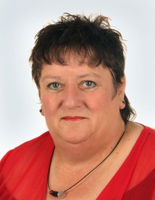 Gabriele Kaenders (Die Linke): Dieser Vorgang ist einfach lächerlich und der Sache nicht würdig. Es entsteht bei mir der Eindruck, dass die SPD dem Antrag nicht zustimmen will, sich gleichzeitig aber nicht traut, die Umbenennung eines gerade einmal 100 Meter langen Straßenstücks nach einem katholischen Pfarrer abzulehnen. Stattdessen spielt sie lieber mit dem Bürgermeister ein lustiges Vorlagen-Ping-Pong und wartet darauf, dass der Ball irgendwann ins Aus geht. | Foto: privat