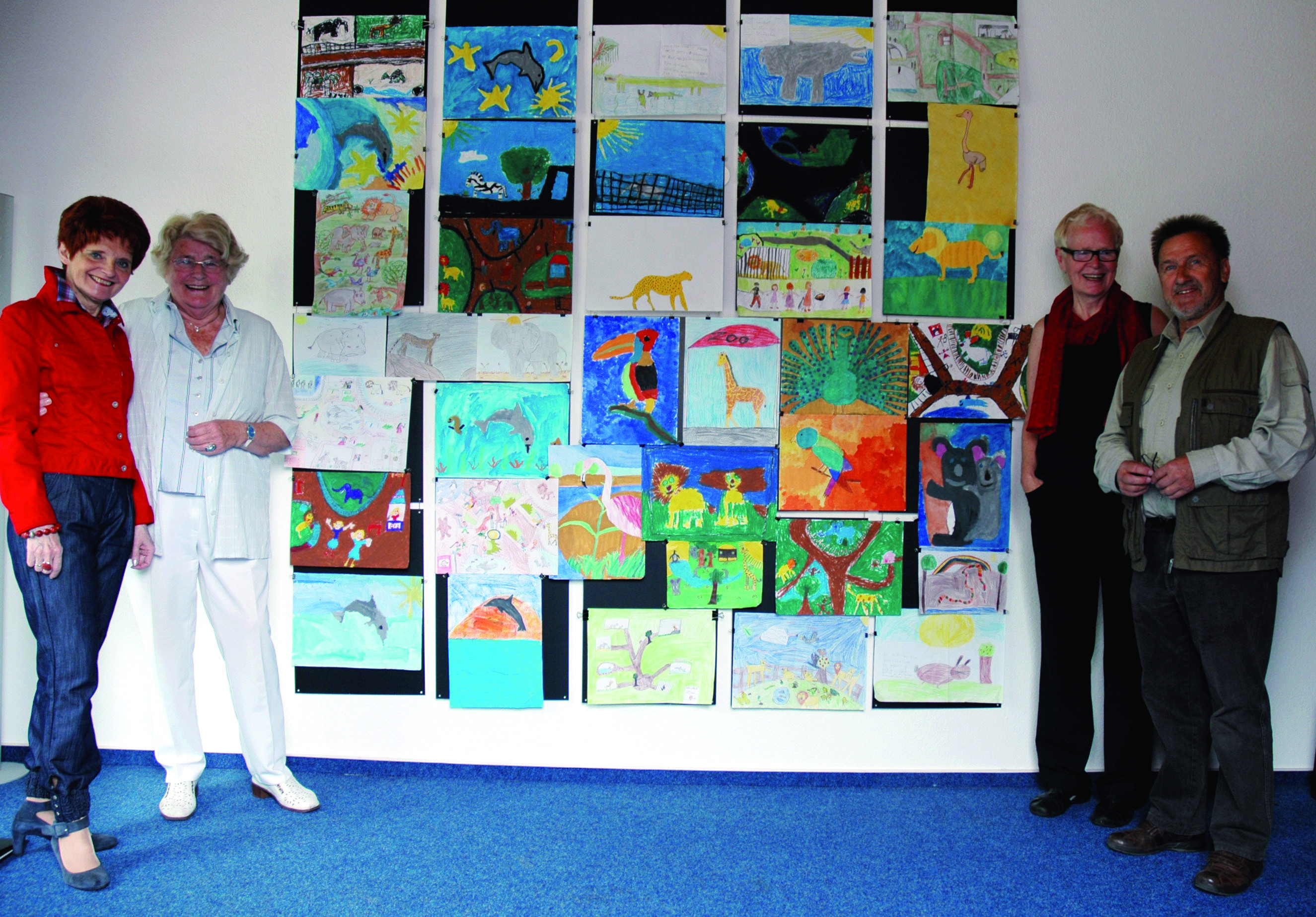 Geballte Kompetenz: Zusammen mit der Jury Brigitte Scherg, Eva Juchz-Witzer und Hanna Horst, freut sich Klaus Powieski (v.l.) vom UNESCO-Club Kettwig über die Vielzahl der Bilder.