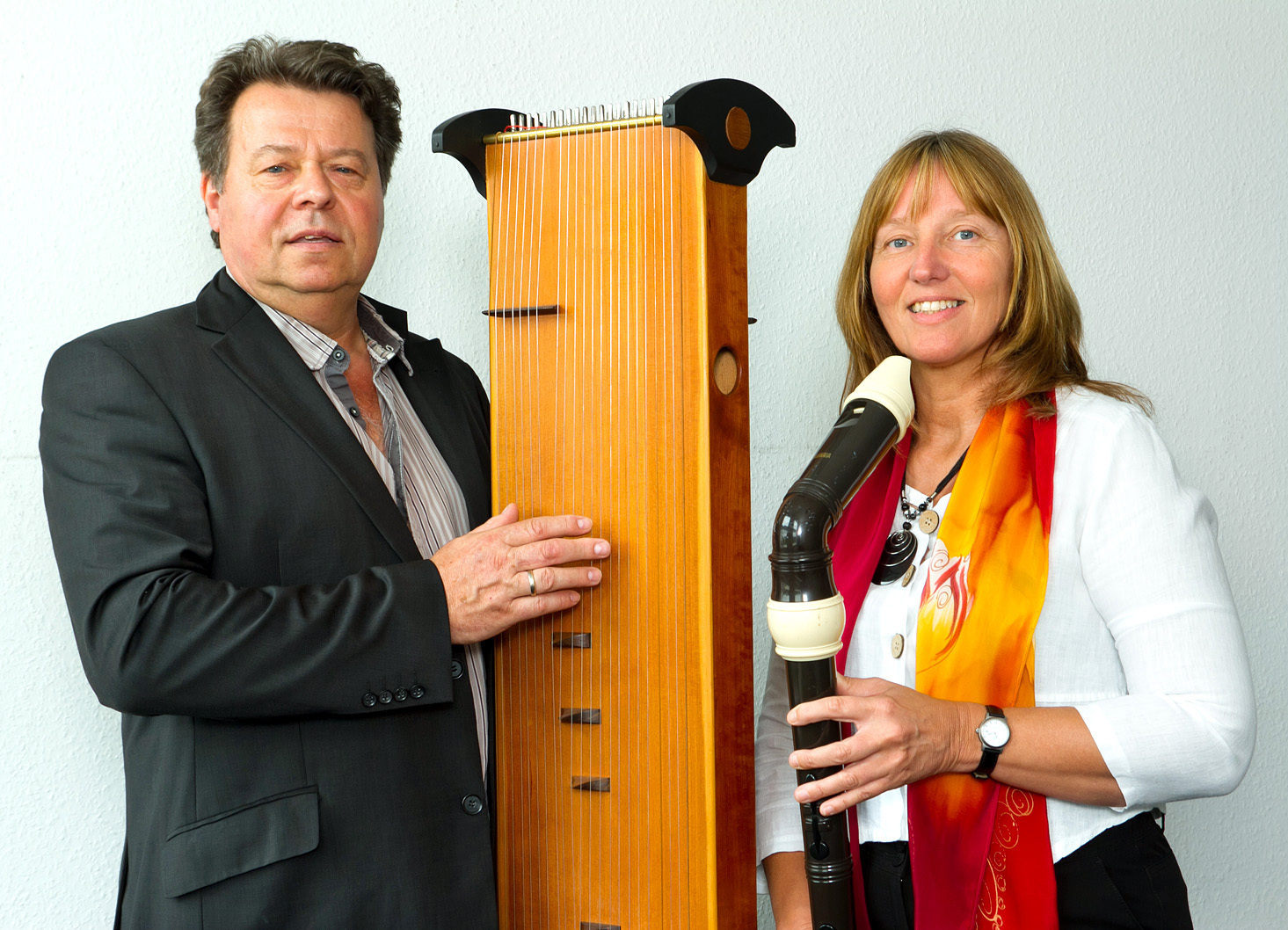 Das Duo Gezeitenklang spielt mit außergewöhnlichen Instrumenten wie dem KoTaMo, das Koto, Tambura und Monochord in einem Saiteninstrument vereint, und der Knickbass Blockflöte: Jürgen Gros und Constanze Rolfink. Foto: Kirchner