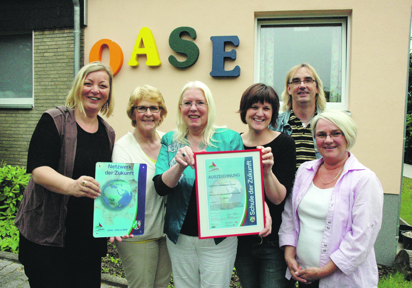 Birgit Linnepe, Ursula Schulte-Borberg, Barbara Streich, Ramona Jakobs-Reichert, Matthias Weischer und Andrea Eckelt (v.li.) präsentieren stolz ihre Auszeichnungen.Foto: (peb)