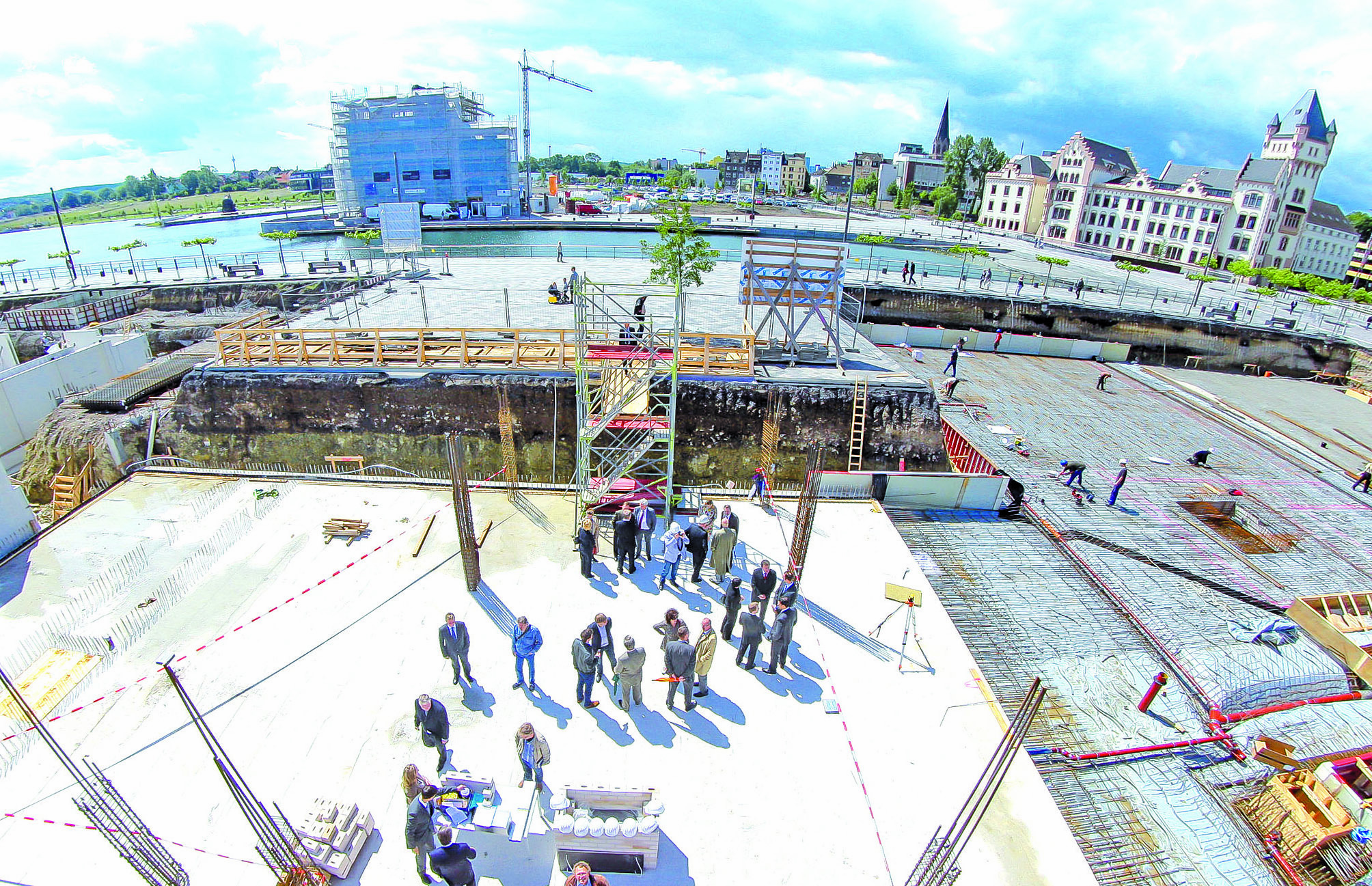 Zügig geht‘s im Hafenquartier am See voran: Mit „Riva 1“ wurde jetzt der Grundstein für ein exklusives Wohn- und Geschäftshaus direkt am Hafenbecken gelegt. Fertigstellung: Frühjahr 2013.