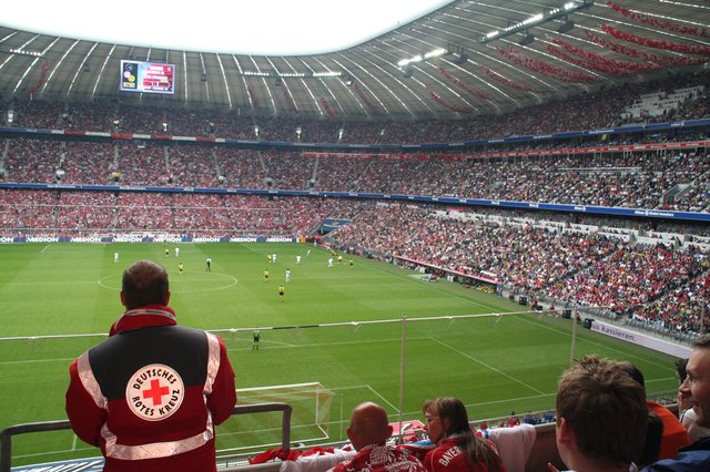 Mitarbeiter des DRK sind in den deutschen Stadien regelmäßig im Einsatz!
