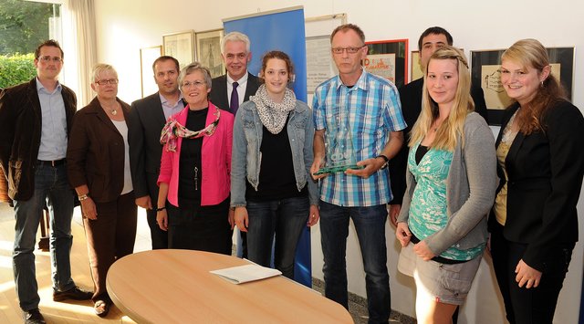 Holger van Elten 4. v. r. nimmt den Jugendpreis entgegen. Foto: Heinz Holzbach