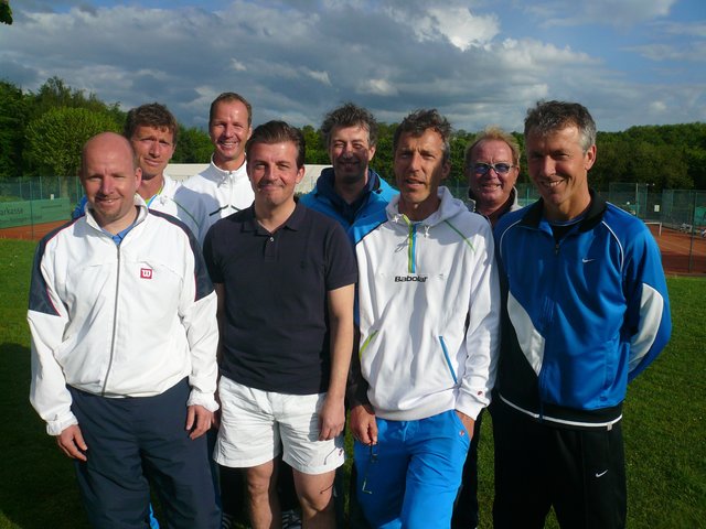 Die Herren 40 steigen in die erste Verbandsliga auf (von links nach rechts): Mark Höhfeld, Alan Adair, Axel Pickshaus, Mike Kessels, Jens Breitgraf, Frank Wagenaar, Volker Weidtmann und Thomas Wagenaar.