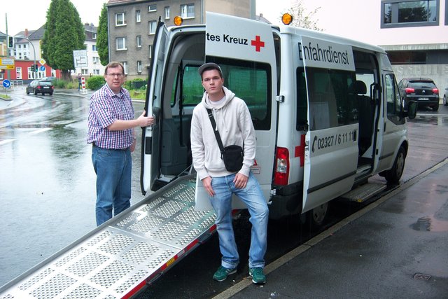 Lukas Klosowski (rechts) ist im DRK-Behindertenfahrdienst eingesetzt und zeigt hier mit dem DRK-Vorsitzenden Thorsten Junker ein neues Transportfahrzeug
