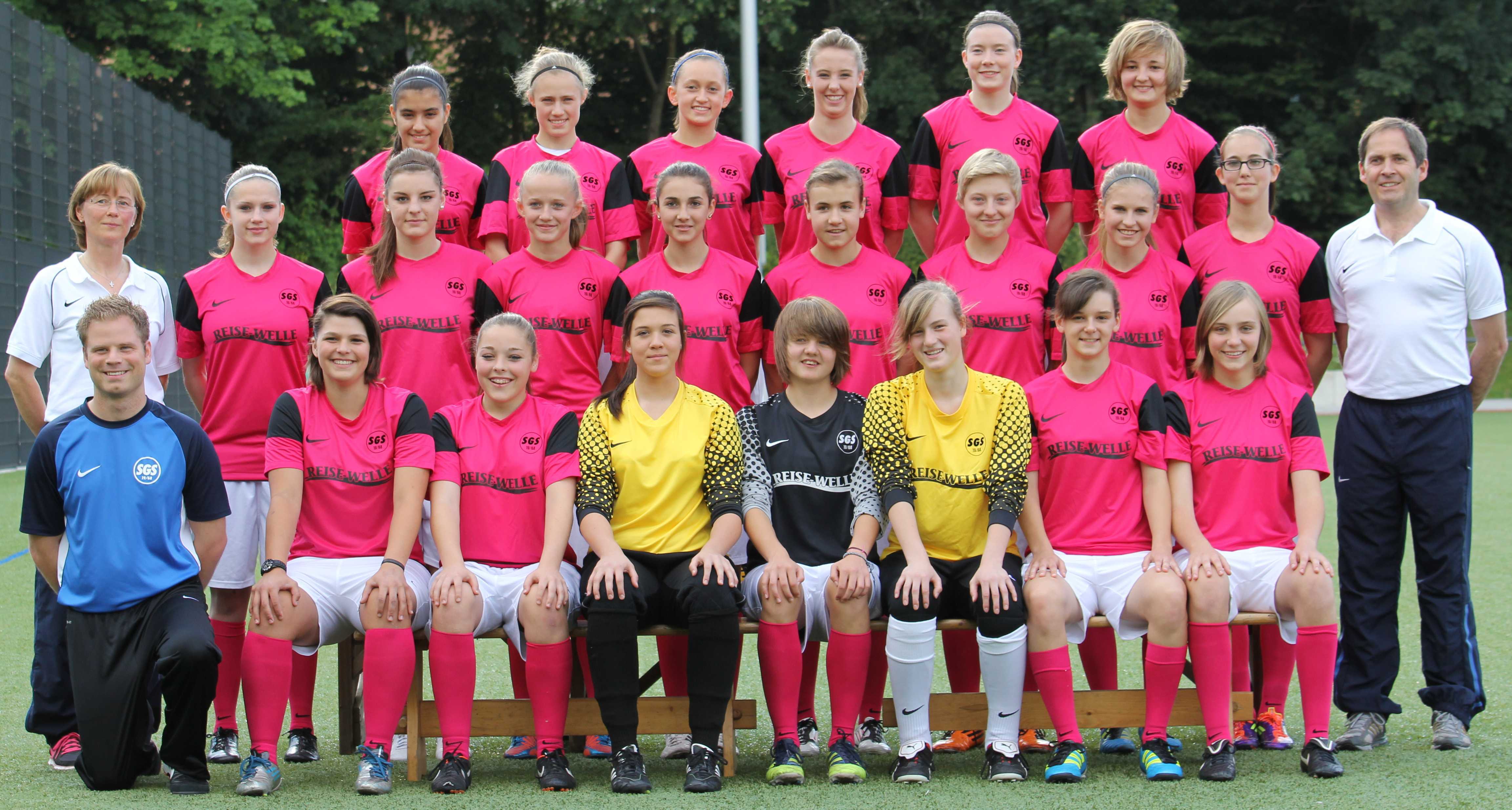 Hinten v.l.n.r.: Dilara Acar, Henrike Sahlmann, Sarah Langensiepen, Joyce Drude, Lena Ostermmeier, Lisa Rinke
Mitte v.l.n.r.: Angelika Kirsch (Trainerin), Celina Klem, Ilka Biergann, Lea Schüller, Paschalina Paraskevas, Katharina Wißkirchen, Janne Moths, Lara Masloch, Angelina Mellerke, Markus Kirsch (Trainer)
Vorne v.l.n.r.: Patrick Spies (Torwarttrainer), Ayse Ünal, Juliane Wiemann, Melina Armbrecht, Elena Fischer, Kari Närdemann, Kristina Keßler, Lisa Skender (Foto: ©Karin Reuter)