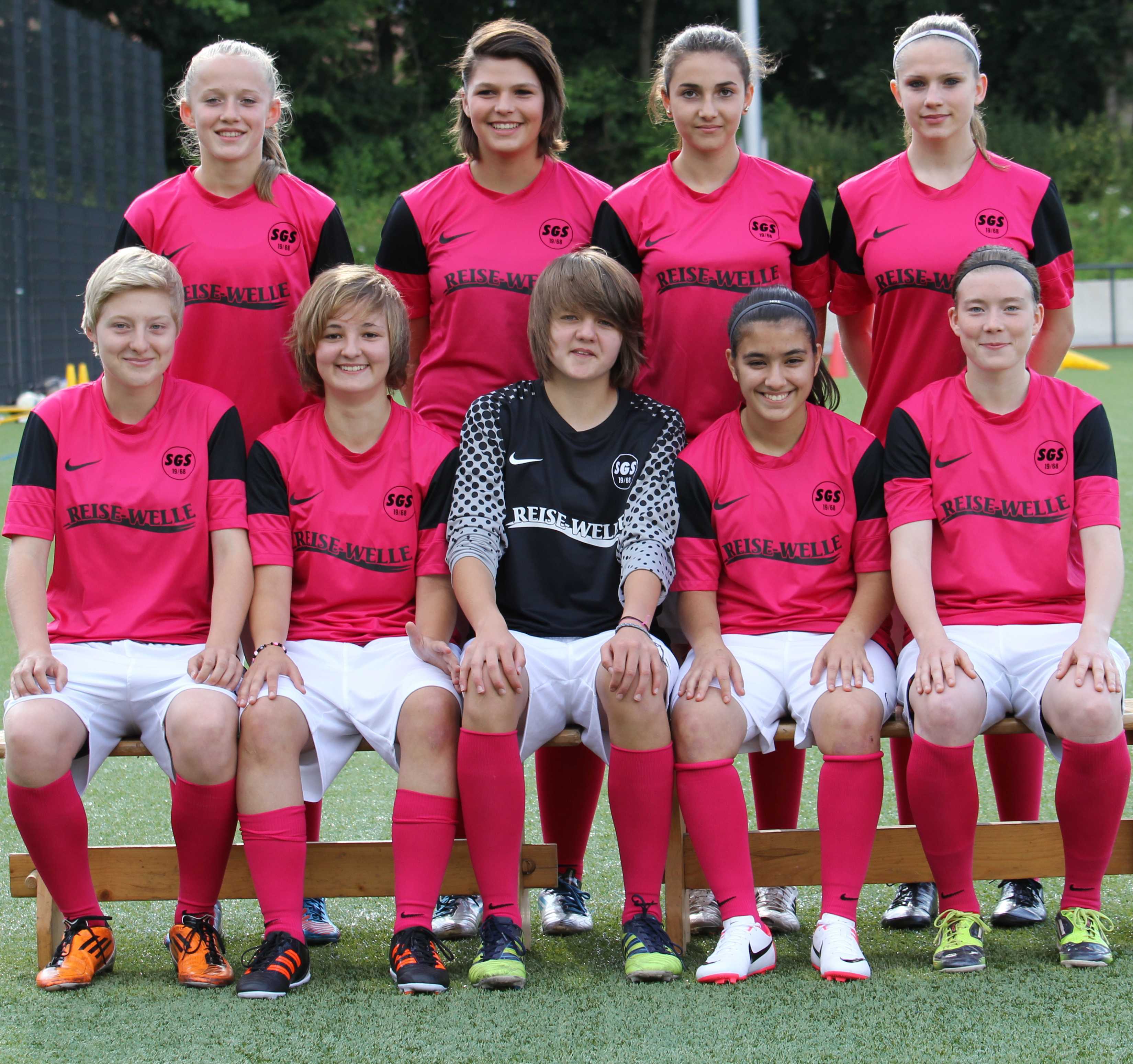 Hinten v.l.n.r.: Lea Schüller, Ayse Ünal, Paschalina Paraskevas, Celina Klem
Vorne v.l.n.r.: Janne Moths, Lisa Rinke, Elena Fischer, Dilara Acar, Lena Ostermmeier (Foto: ©Karin Reuter)