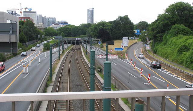 Essen-Zentrum: In Fahrtrichtung Dortmund muss man rechts runter, in Richtung Duisburg darf man dort wieder drauf (links). Noch fließt der Verkehr problemlos.