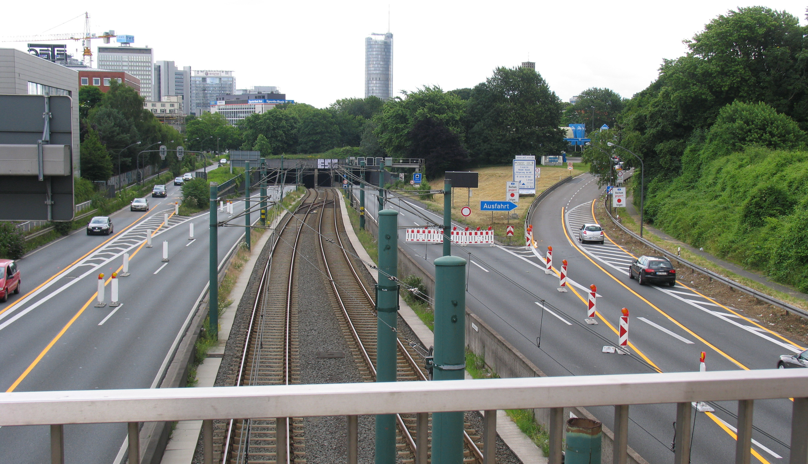 Essen-Zentrum: In Fahrtrichtung Dortmund muss man rechts runter, in Richtung Duisburg darf man dort wieder drauf (links). Noch fließt der Verkehr problemlos.
