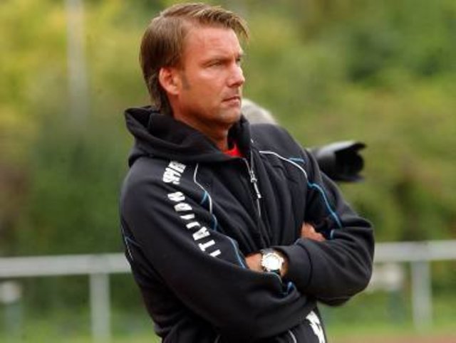 Lars Leese der Trainer der SSVg Velbert sah im ersten Vorbereitungsspiel gegen den Oberligisten ETB Schwarz-Weiss Essen einen 3:1 Erfolg seiner Mannschaft