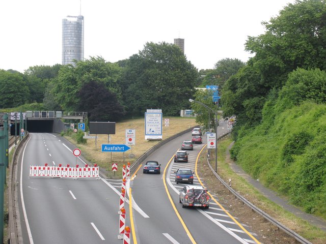 Stau sieht anders aus, doch das kann sich bei Beginn des Berufsverkehrs am Montag schon ändern. Am ersten Sperrungstag jedenfalls wurde im Grunde nur eine Abfahrtsspur an der Anschlussstelle Essen-Zentrum benötigt.