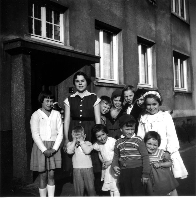Die Wittener Kinder mit dem Kommunionkind ca.1960