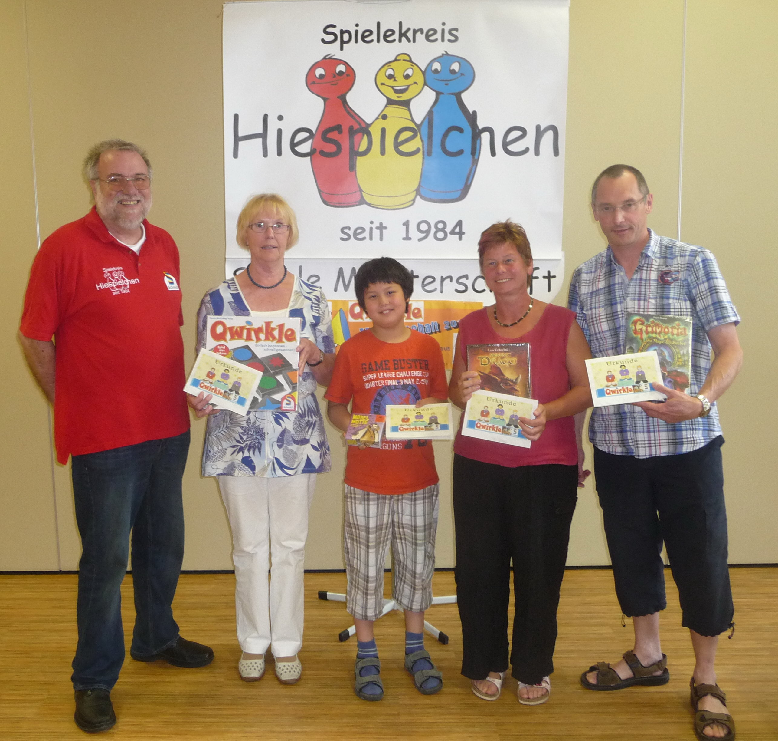 Die Finalisten des Qwirkle-Turniers mit Friedel Hoffmann vom Veranstalter HIESPIELCHEN. Von rechts: Sieger Klaus, Dritte Moni, Vierter Jan und Zweite Rosi.
