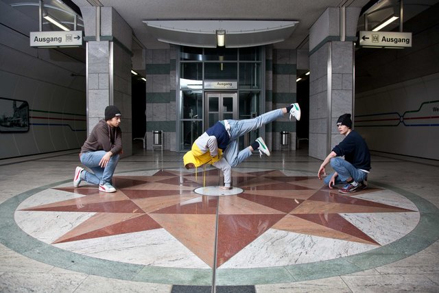 Viel Bewegung gibt's zum Start des Kinos im Stadion. In der city gaben Breakdancer zuvor eine Kostprobe.